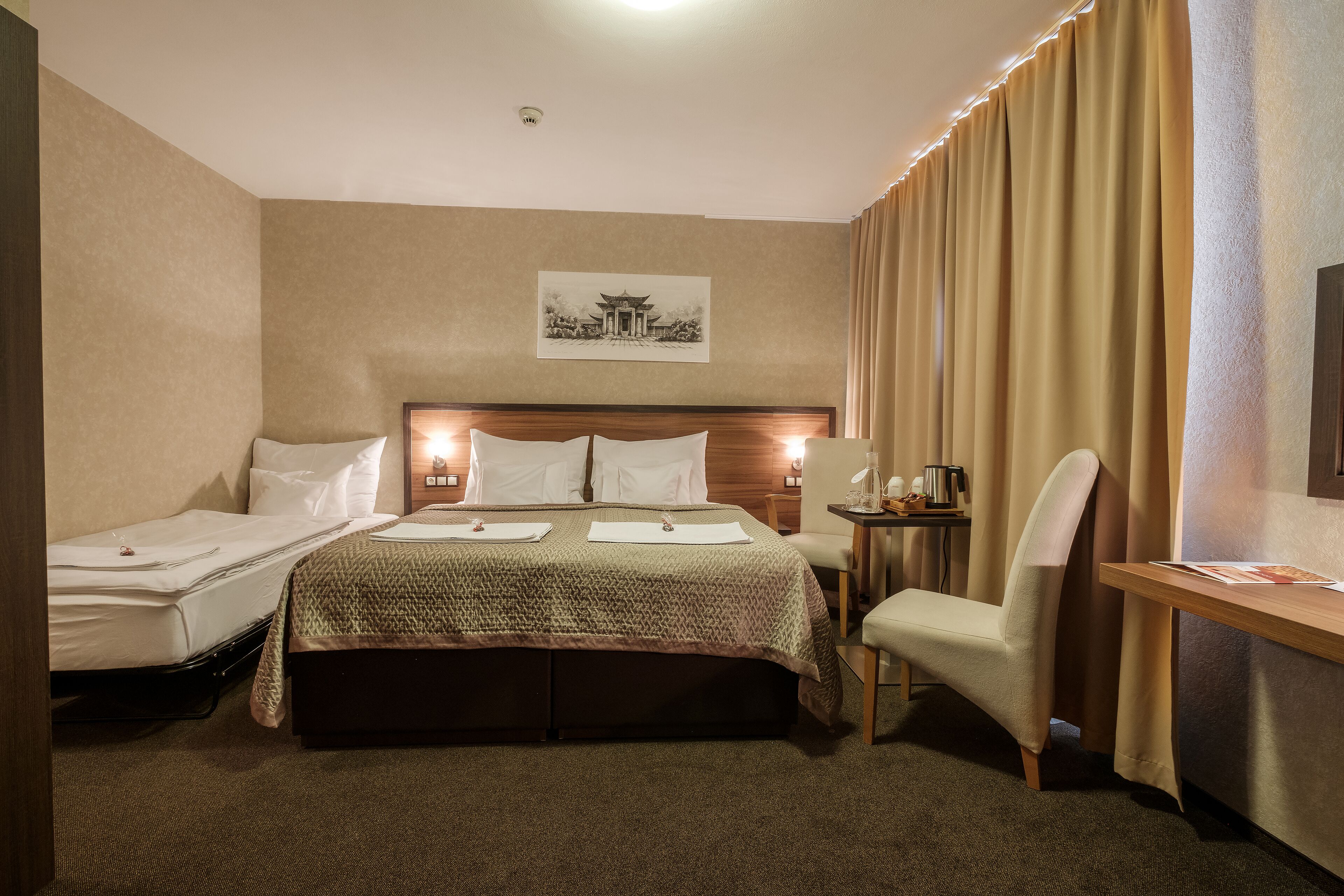 triple room (extra bed) | 1 bedroom, minibar, in-room safe, desk