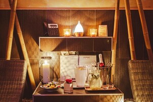 Un sauna, una bañera de hidromasaje, baño turco