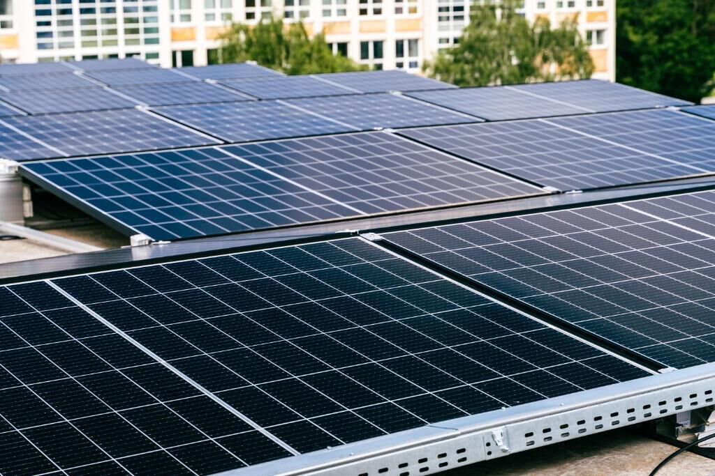 Paneles solares instalados en la azotea de un edificio.