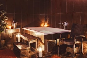 Sauna, hot tub, steam room