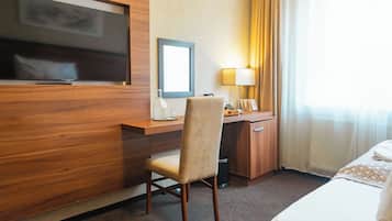 Minibar, caja de seguridad en la habitación y escritorio