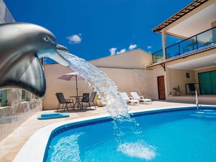 Piscine extérieure, chaises longues