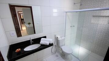 Chuveiro, toalhas de banho