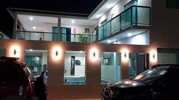 Fachada da propriedade à noite