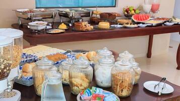 Café da manhã com buffet grátis todos os dias