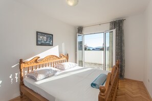 5 bedrooms, desk, iron/ironing board, WiFi