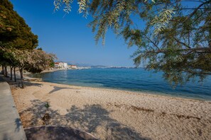 Plage à proximité, chaises longues