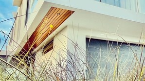 Un edificio moderno de dos pisos con ventanas amplias y techo plano.