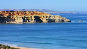 Un paisaje costero con acantilados y una playa.