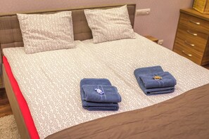 2 chambres, bureau, fer et planche à repasser, lit de bébé portatif