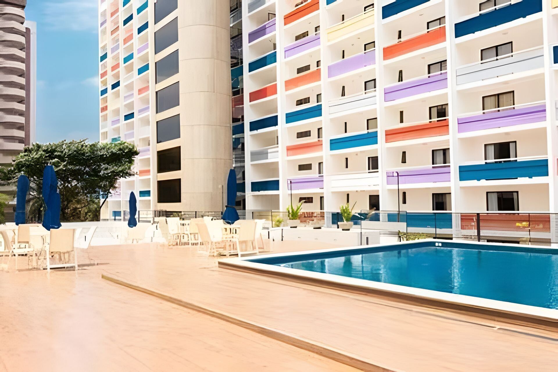 Piscina externa, espreguiçadeiras