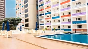 Piscina externa, espreguiçadeiras