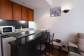 Basic Apartment | Private kitchen | Fridge, microwave, electric kettle, cookware/dishes/utensils - OZPED Flats Particulares Bonaparte (Brasília)