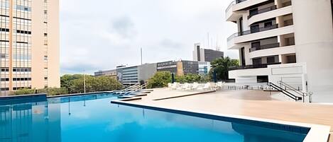 Piscina externa, espreguiçadeiras