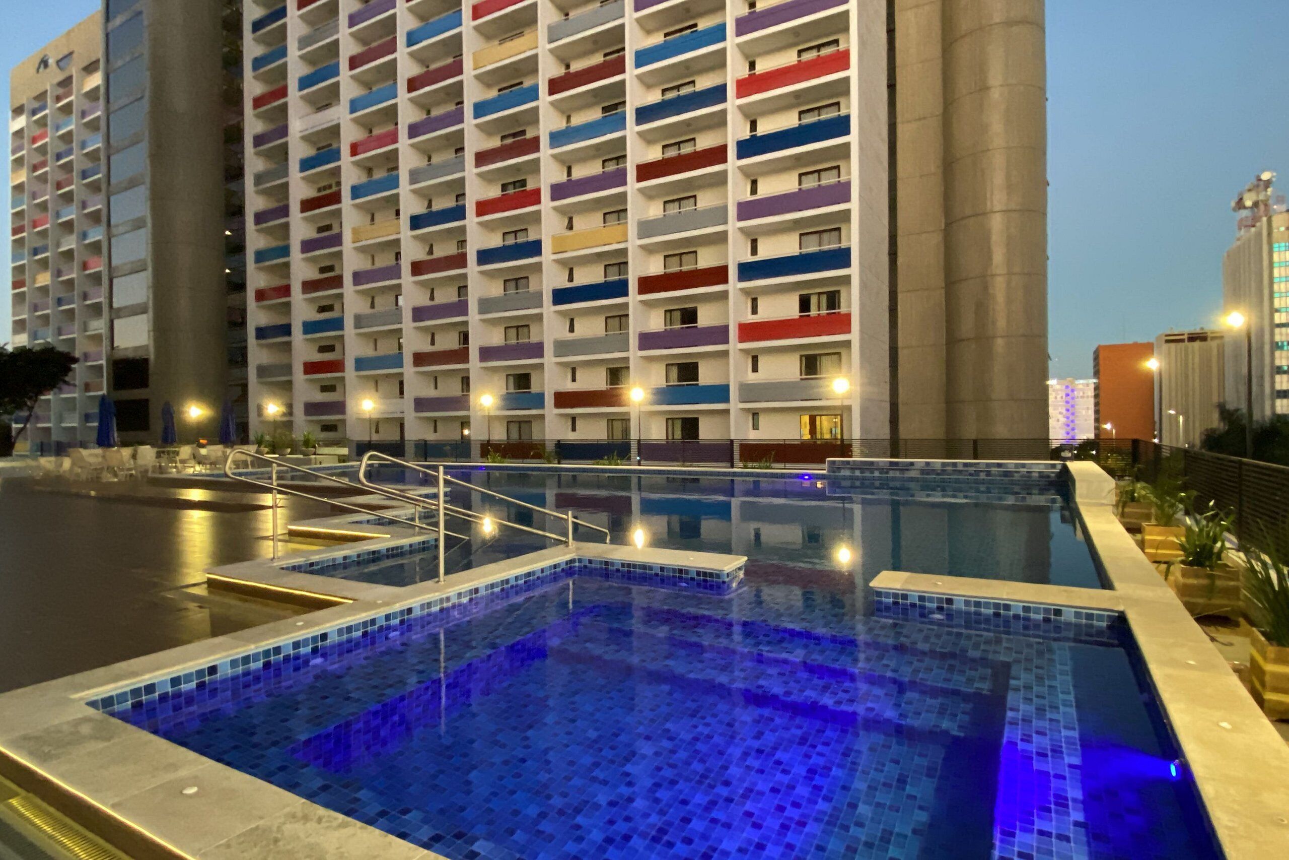 Alberca al aire libre y camastros 