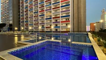 Piscina externa, espreguiçadeiras