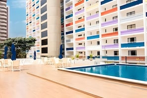 A modern hotel with a rooftop pool, multiple balconies, and outdoor seating. - OZPED Flats Particulares Bonaparte (Brasília)