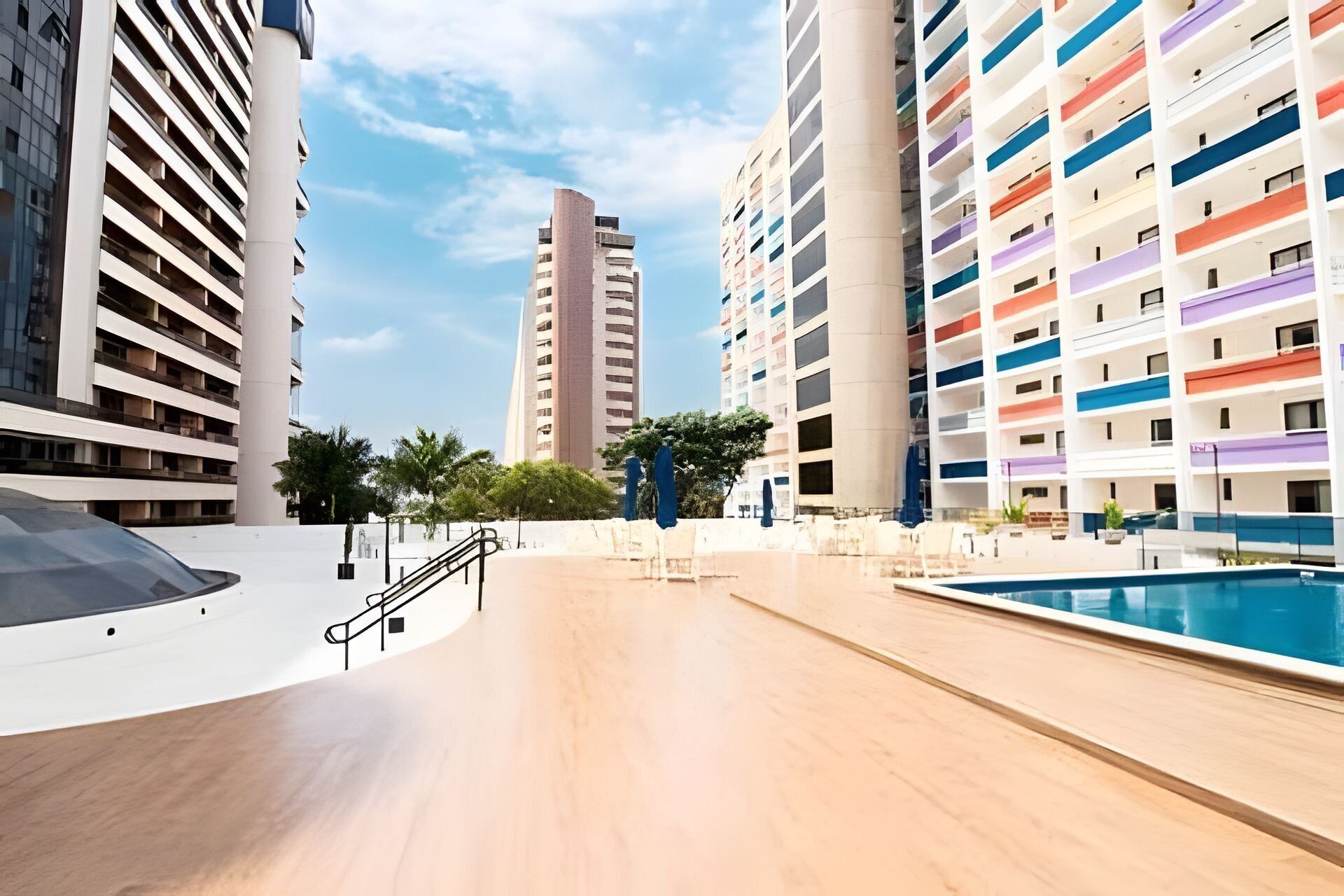 Piscina externa, espreguiçadeiras