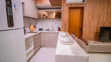 Departamento (Desativado) | Cocina privada | Refrigerador, microondas, tetera eléctrica y utensilios de cocina