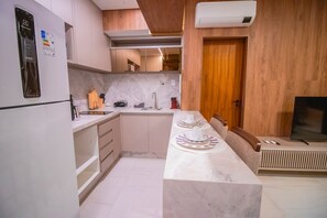 Departamento (Desativado) | Cocina privada | Refrigerador, microondas, tetera eléctrica y utensilios de cocina