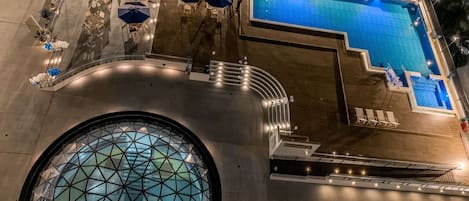 Piscine extérieure, chaises longues