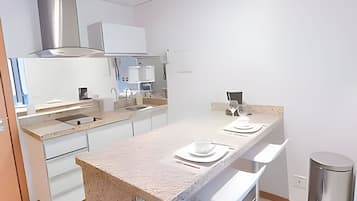 Apartamento básico | Cozinha privada | Geladeira, micro-ondas, cafeteira/chaleira