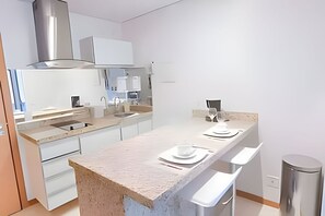 Basic Apartment | Private kitchen | Fridge, microwave, coffee/tea maker, cookware/dishes/utensils - OZPED Flats Particulares Saint Moritz (Brasília)