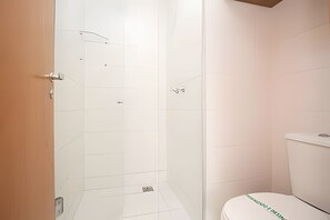 Căn hộ | Phòng tắm | Buồng tắm vòi sen, đồ dùng nhà tắm miễn phí, máy sấy tóc, khăn tắm