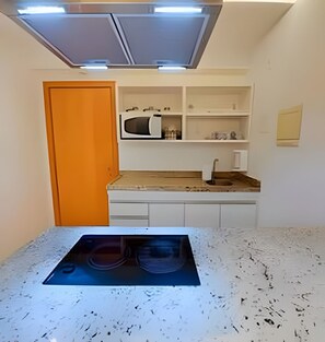 베이직 아파트 | 전용 주방 | 냉장고, 전자레인지, 커피/티 메이커, 조리 도구/접시/주방 기구