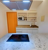 Refrigerador, microondas, cafetera/tetera, utensilios de cocina