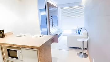 Apartamento | Cozinha privada | Geladeira, micro-ondas, talheres/pratos/utensílios de cozinha
