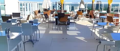 Apartment | Outdoor dining
