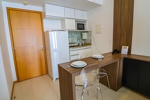 Departamento | Cocina privada | Refrigerador, microondas, cafetera y tetera y utensilios de cocina