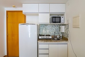 베이직 아파트 | 전용 주방 | 냉장고, 전자레인지, 커피/티 메이커, 조리 도구/접시/주방 기구