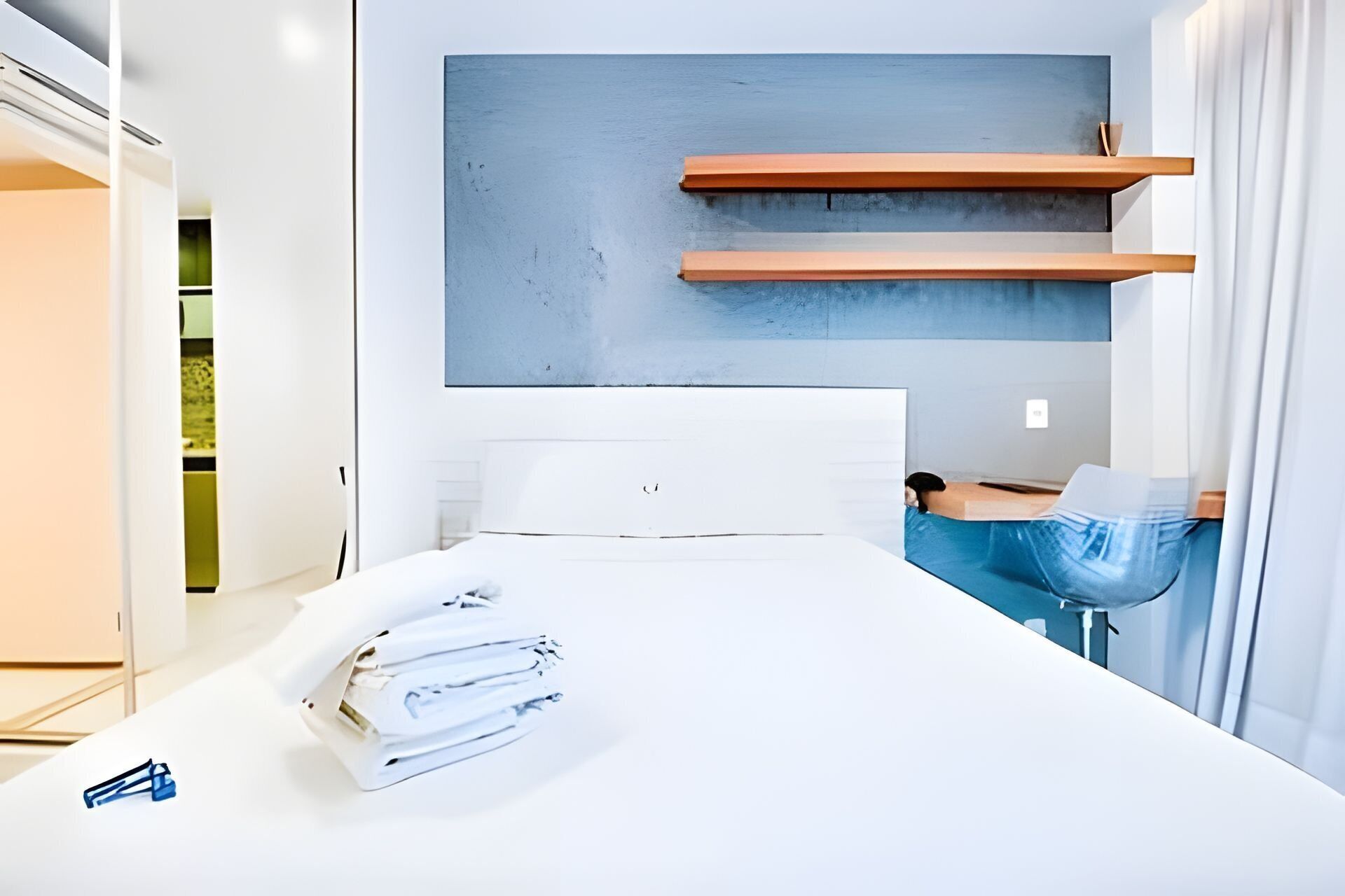 Ein modernes Schlafzimmer mit einem Bett, einem Schreibtisch und einem Stuhl.