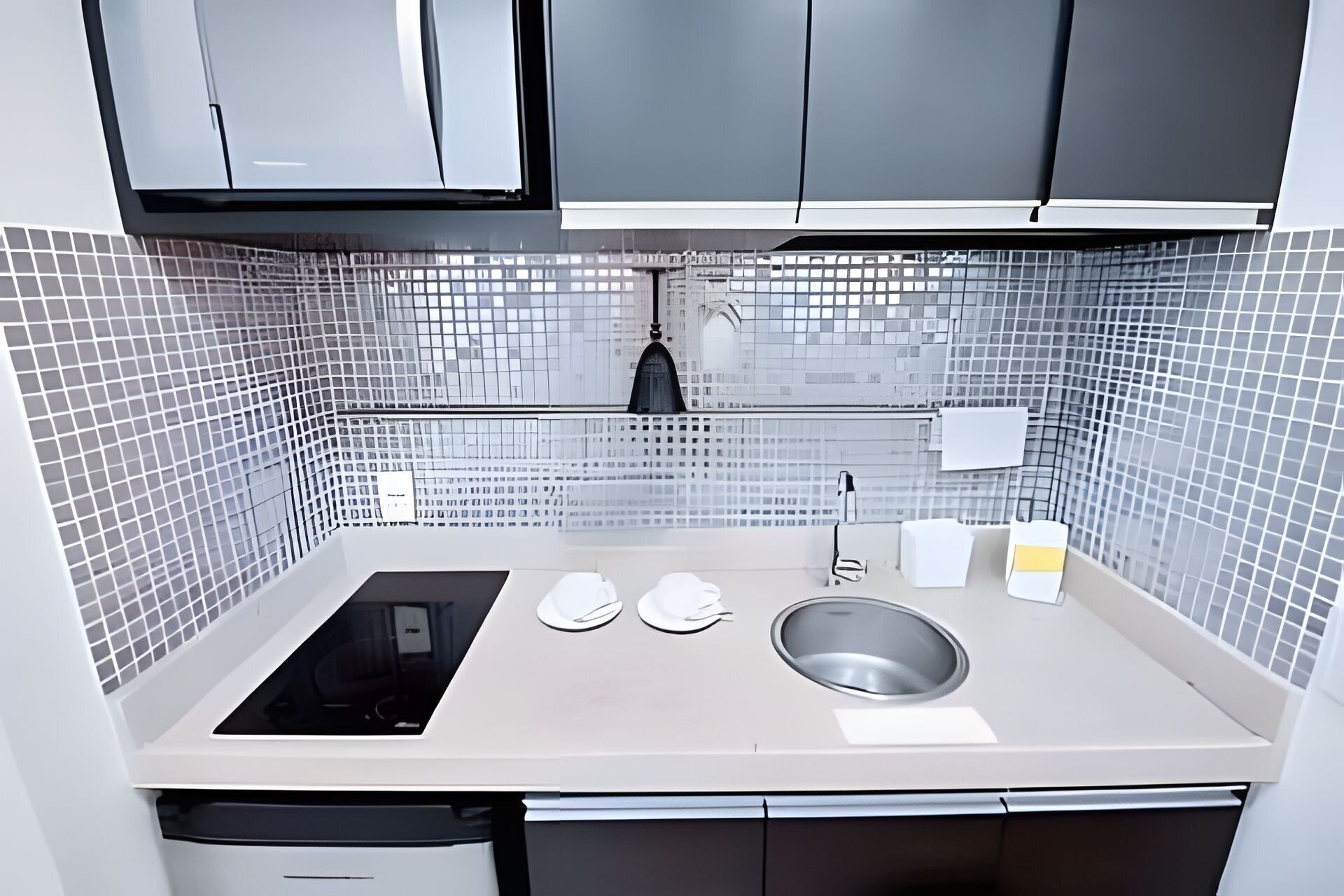 Apartamento básico | Cocina privada | Frigorífico, microondas, hervidor eléctrico y utensilios de cocina