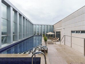 Una piscina techada, una piscina al aire libre