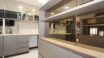 Apartamento básico (533811) | Cozinha privada | Geladeira, micro-ondas, cooktop, chaleira elétrica