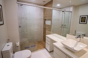 Apartamento | Baño | Ducha, artículos de higiene personal gratuitos y secador de pelo