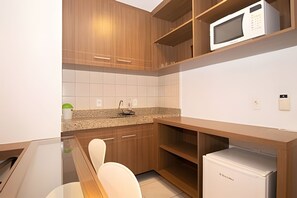 Lägenhet Basic | Eget kök | Mikrovågsugn, spishäll, vattenkokare och grytor/köksredskap