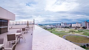 Une terrasse sur le toit, avec des sièges en plein air et une vue sur la ville.