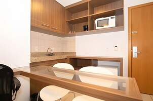 Microondas, placa de cocina, tetera/pava eléctrica, utensilios de cocina