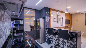 Apartamento estándar (557996) | Cocina privada | Frigorífico, microondas, placa de cocina y hervidor eléctrico