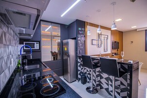 Standard Apartment (557996) | Private kitchen | Fridge, microwave, electric kettle, cookware/dishes/utensils