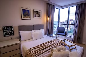 1 habitación, escritorio y espacio para trabajar con laptop