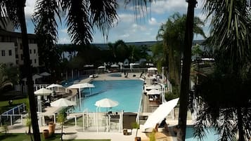 Apartamento básico | Piscina | Piscina externa, espreguiçadeiras