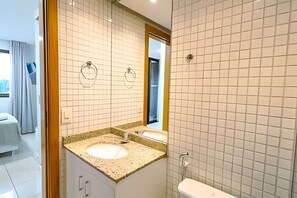 Apartment | Bathroom | Shower, free toiletries, hair dryer, towels - OZPED Flats Particulares Life Resort (Brasília)