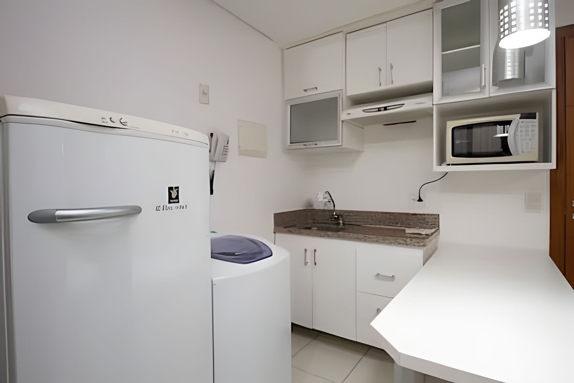 Appartement | Privékeuken | Een koelkast, een magnetron, een waterkoker, kookgerei, borden en bestek