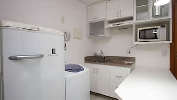 Appartement | Privékeuken | Een koelkast, een magnetron, een waterkoker, kookgerei, borden en bestek