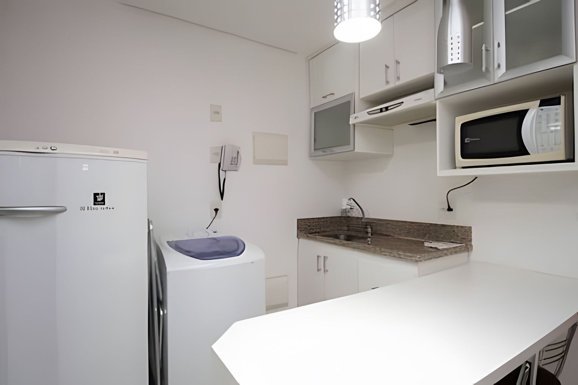 Apartamento | Cocina privada | Frigorífico, microondas, hervidor eléctrico y utensilios de cocina